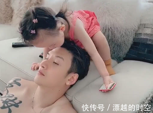 小情人|奶爸被小情人“小鸡啄米”火了,网友娃好可爱,好想抱抱她爸爸