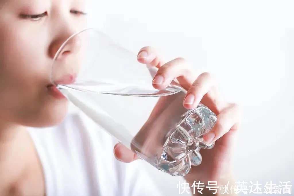 玻璃杯|用错水杯等于喝“毒”！玻璃杯、不锈钢杯……最安全的水杯居然是？