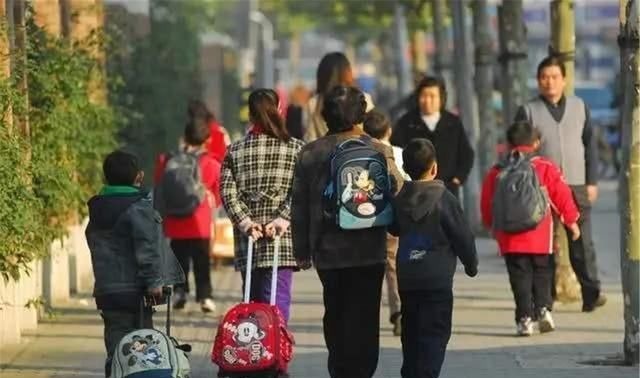 小李|“这是溺爱!”专家批判家长接送孩子引众怒:你自己有小孩吗?