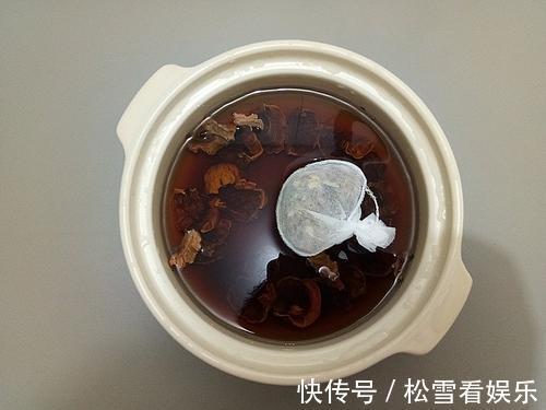 核桃|吃完核桃别扔壳,用水煮一煮,堪称是治咽炎和胃溃疡的“特效药”