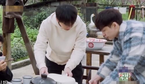 黃磊在大家吃飯時(shí)去洗澡,張藝興隨后做法太暖了,難怪師父疼他!