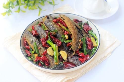 惊蛰了做泥鳅时，不能直接下锅，学会这一招，不腥不碎太香