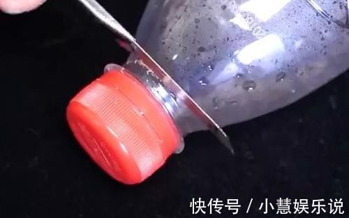 把两个塑料瓶盖粘在一起,挂在裤子上,用起来太方便了,太棒了