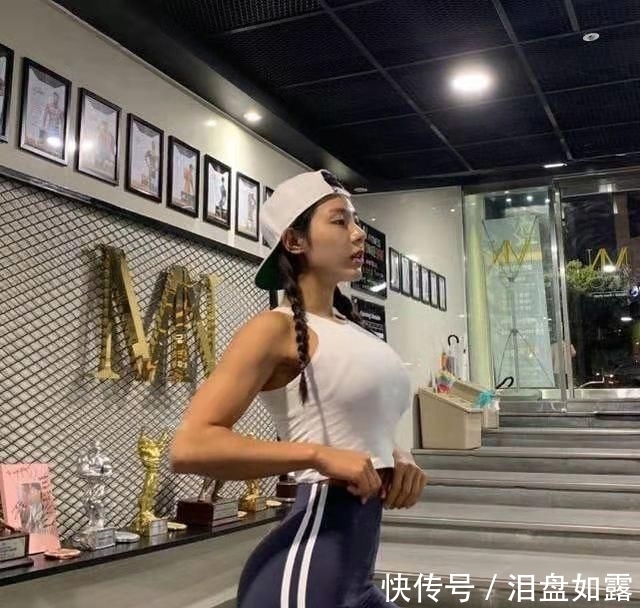 身材|健身女郎,122斤的体重,打造“倒三角”身材