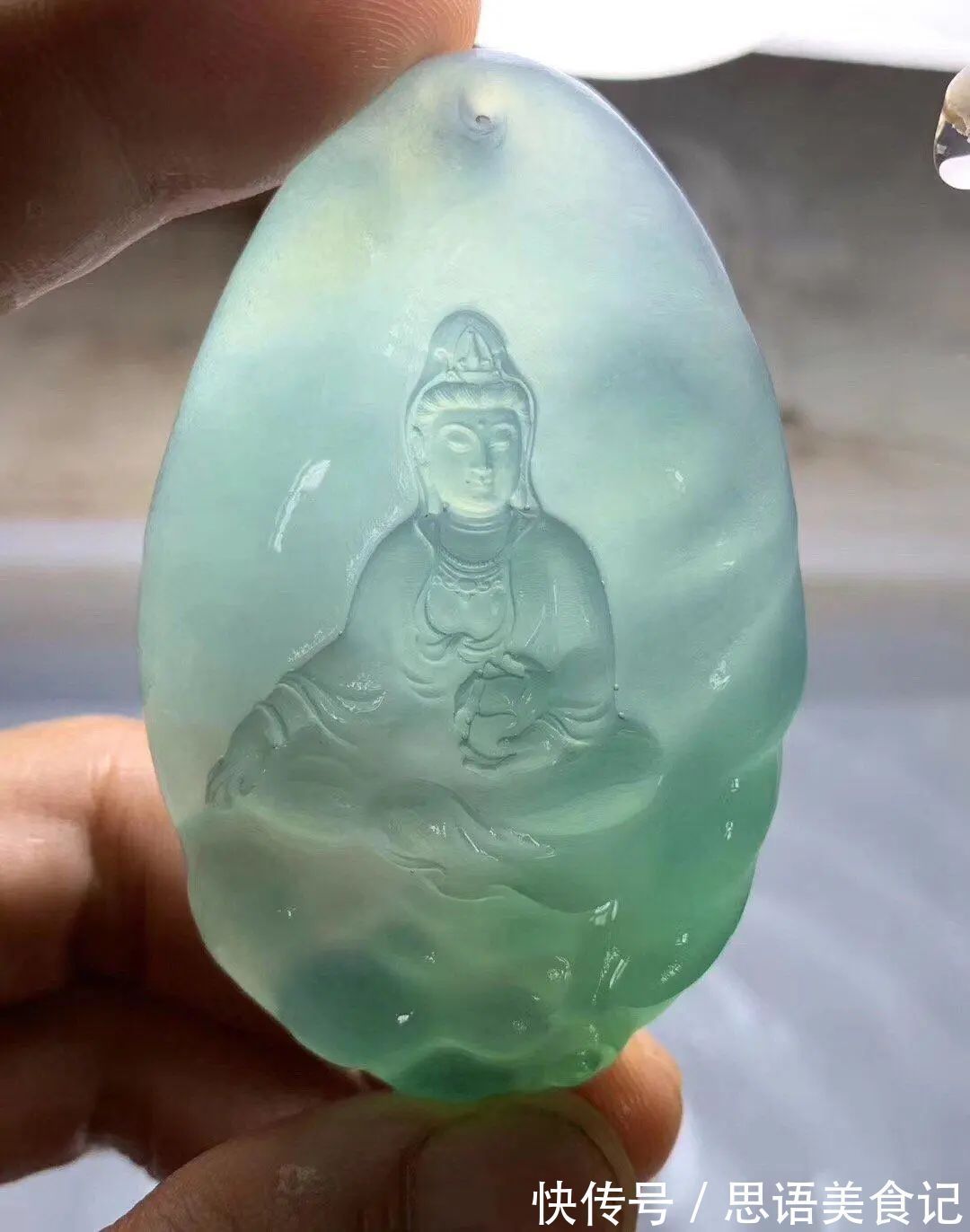 雕刻&一块晴底阳绿的翡翠片料,雕刻自在观音,让你看到不一样的玉雕作