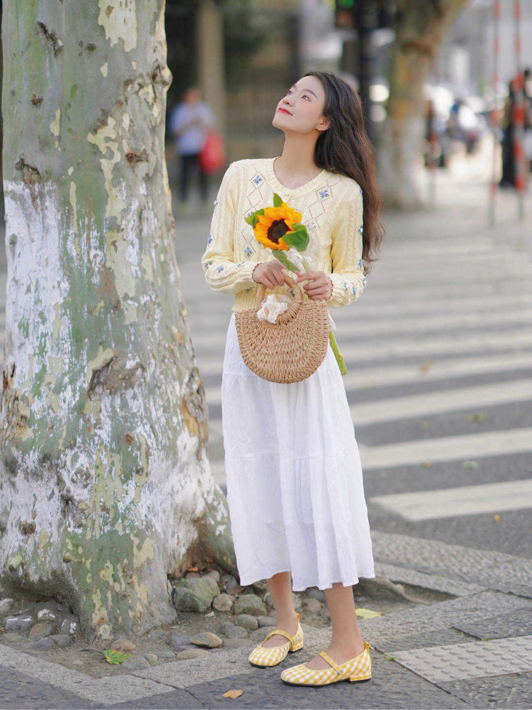 牛仔裤|秋季,针织衫是衣柜必备,搭配牛仔裤高级时髦,极简穿搭照样高级