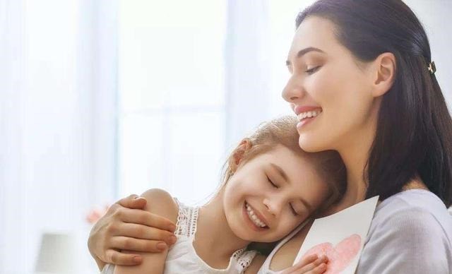 小钰|“妈妈,为什么坐爸爸身上”女儿撞见父母恩爱,妈妈这句话很受用