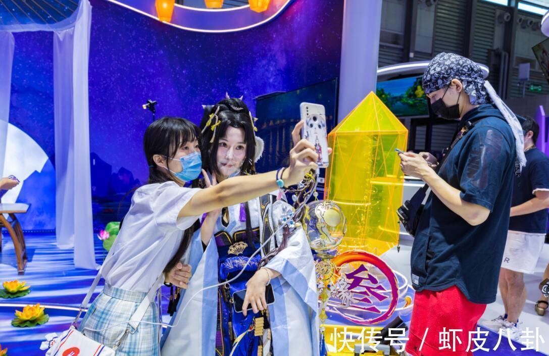 coser|剑网三Coser有多狠?CJ现场35度高温穿貂皮上场,路人看着都热