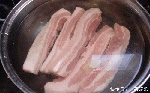 做红烧肉时,别只会炒糖色!多加一点“它”,肉香四溢,入口即化