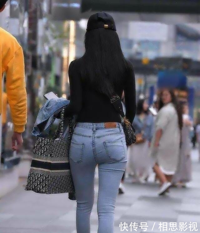 搭配 牛仔裤不管搭配什么上衣都不容易出错,简单又时尚