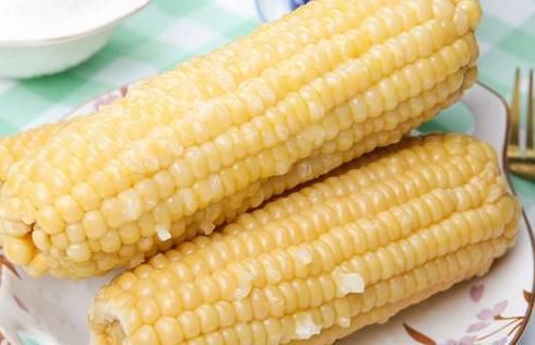 玉米只用清水煮，难怪不好吃，记得多放2味料，玉米变得更香甜