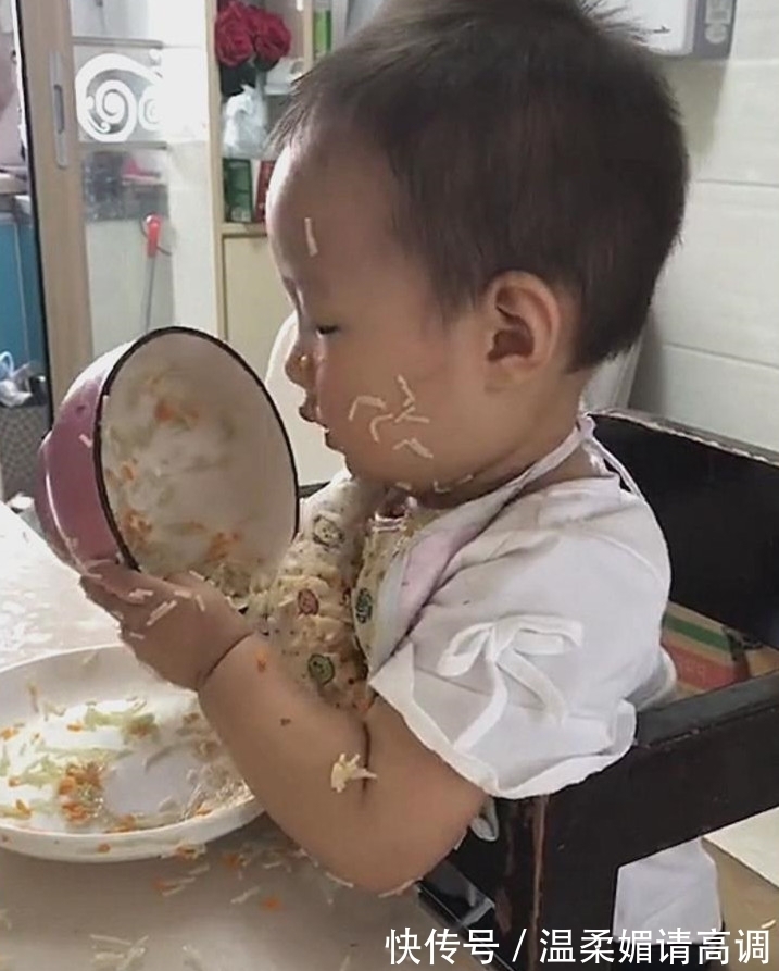 妈妈|妈妈喂宝宝吃饭时去喝了口水，回来一看，眼前画面让她当场崩溃