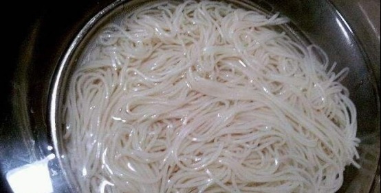 煮面条,最忌讳水开下锅,饭店大厨透漏“秘诀”,出锅劲道不起坨