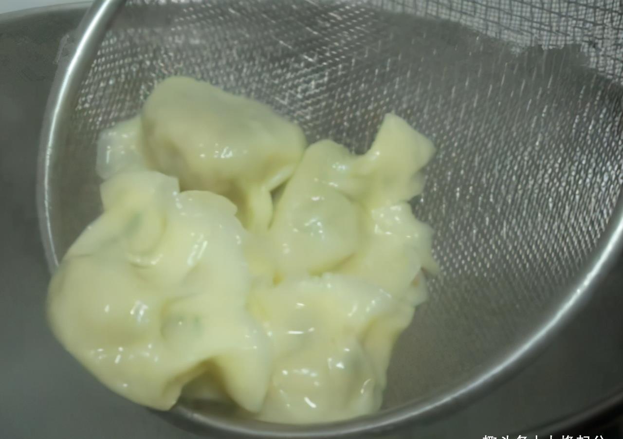韭菜馅饺子,10人9错,多加这一步,韭菜翠绿不出水,真香