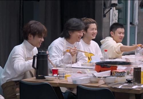 鹿晗带关晓彤录《五哈》，沙发上睡觉动作就是证据，嘉宾全程吃狗粮