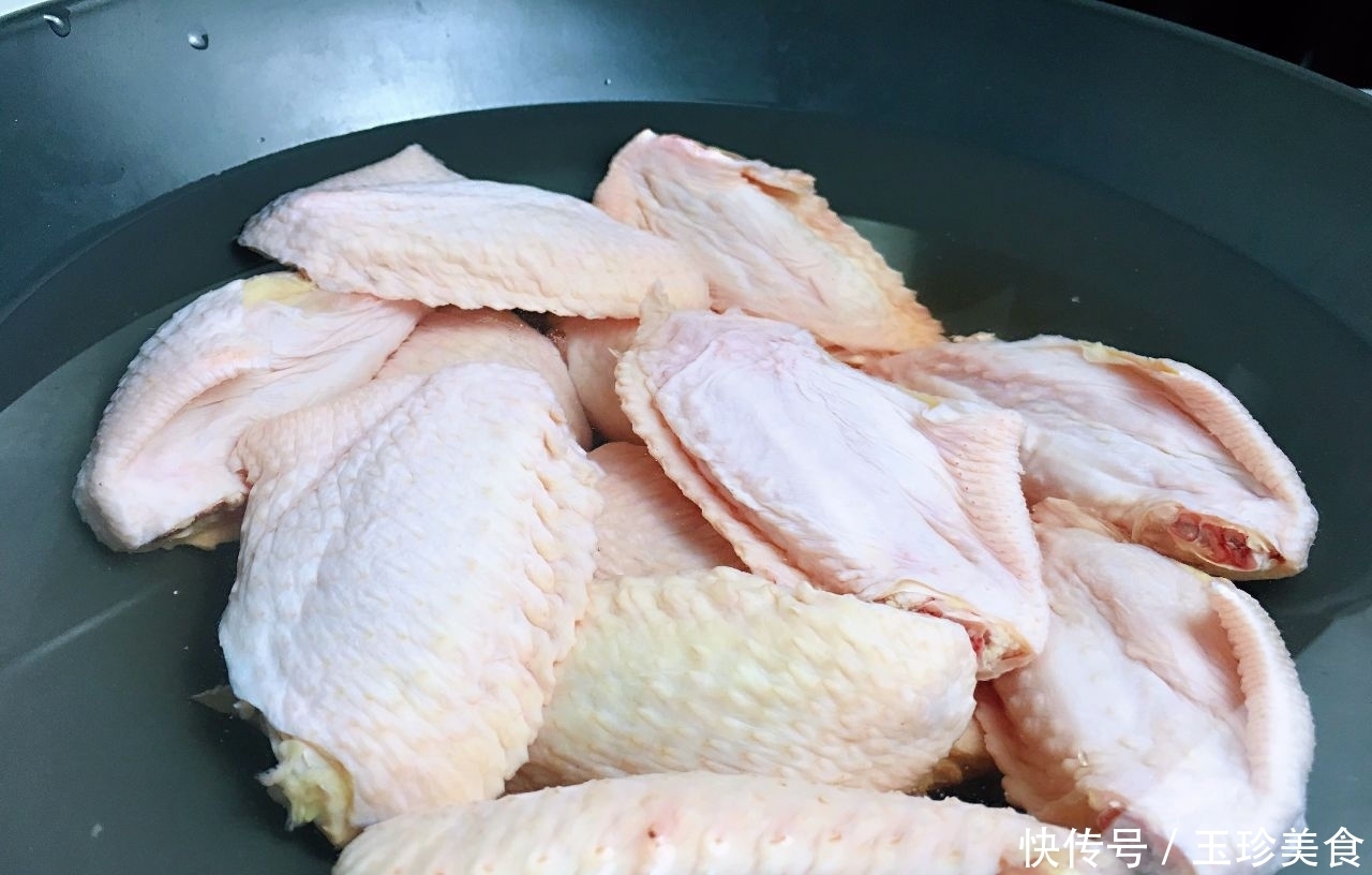  教你鸡翅的特别做法，把水换成它，烧出来的鸡肉香味更浓