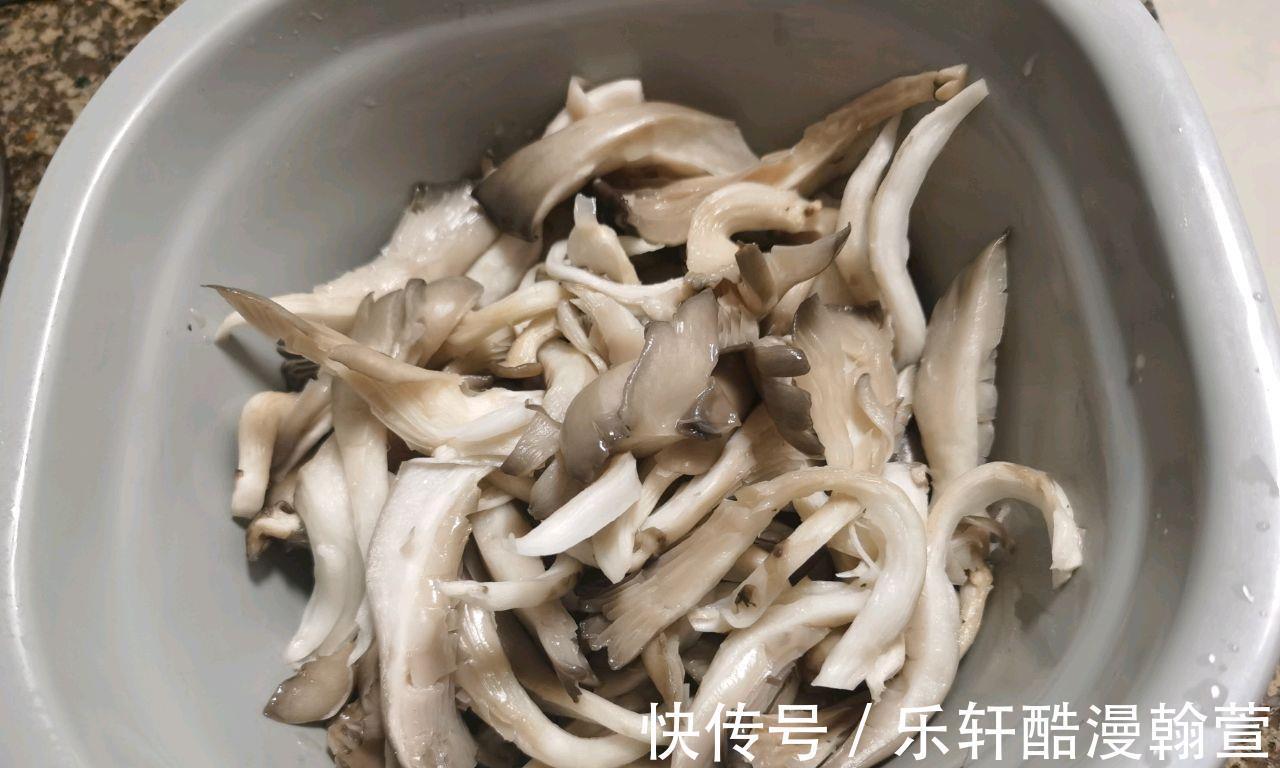 秋季后，少吃莲藕多吃它，8分钟上桌，解馋开胃，吃不够！
