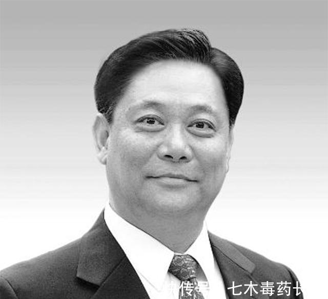 徒弟@京剧大师张学津一生无子,逝世后全体徒弟跪拜:我们都是您的儿子