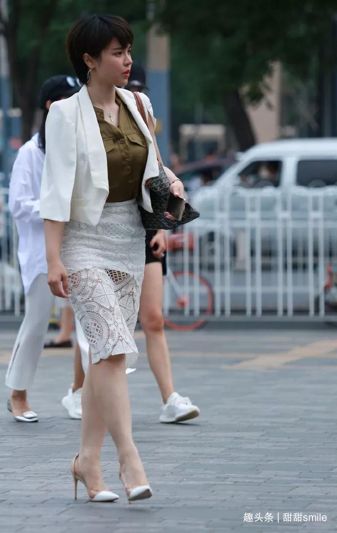 美女脚上一双粉红色的尖头高跟鞋,让她既显年轻又有着轻熟的韵味