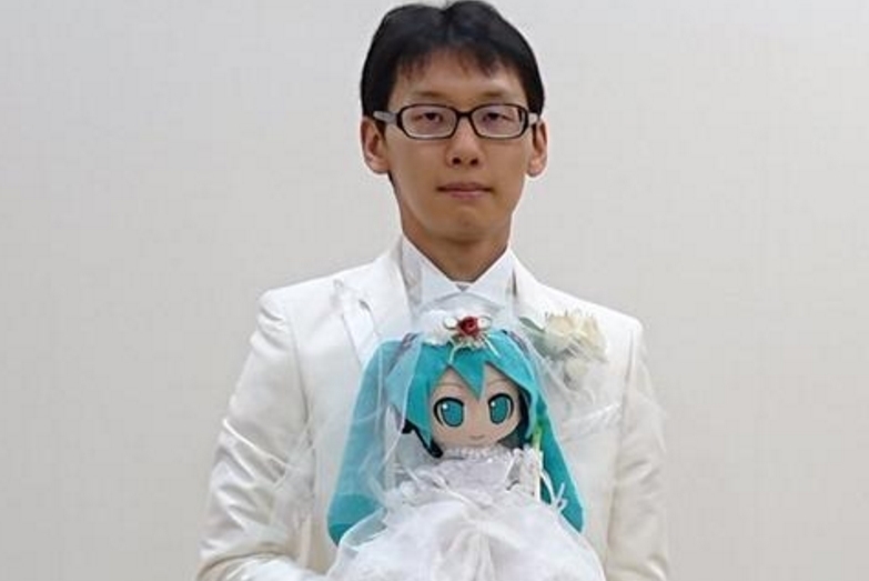 日本宅男娶“初音未来”3年了，自称婚后幸福，狂晒“老婆”美照