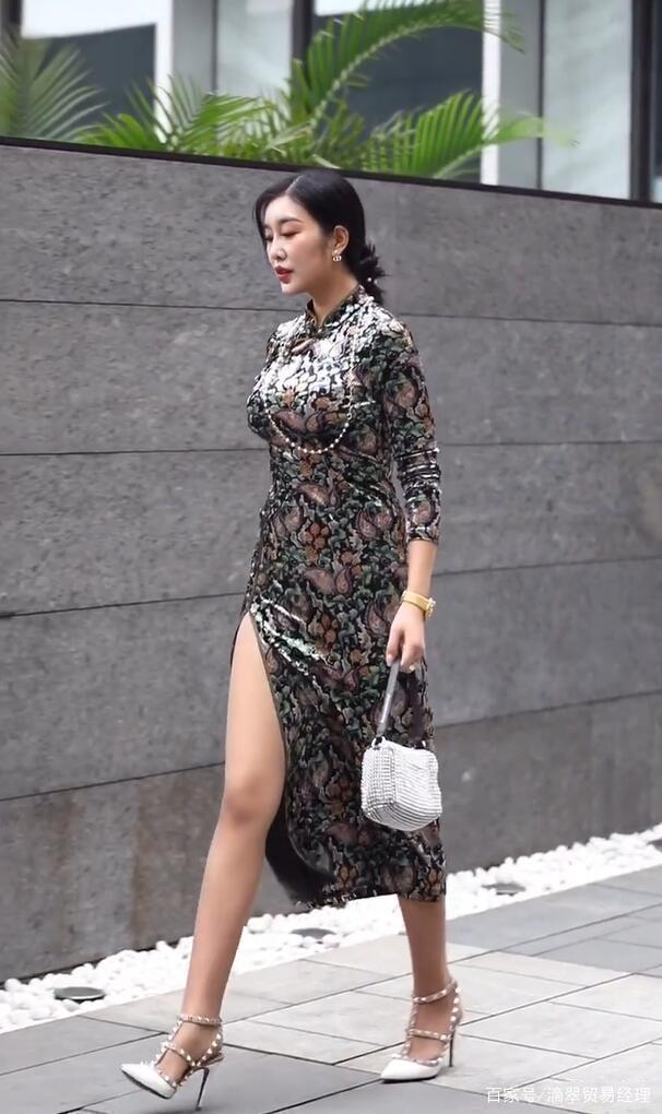旗袍搭配珍珠,衬出都市名媛的气息