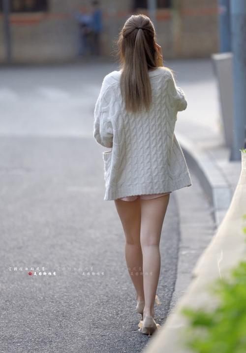 不老女神|美女穿外套搭配连衣裙,一般的颜值穿出十分的身材,大爱