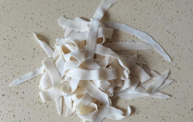  饺子皮|想吃油泼面，5张饺子皮就能搞定，酸辣开胃，每次能吃一大碗