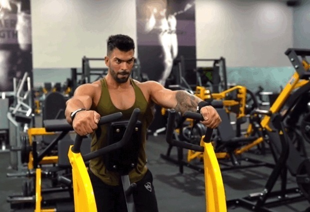 手臂|做不了引体向上,就不配拥有发达的背肌吗新手有更好的练背选择