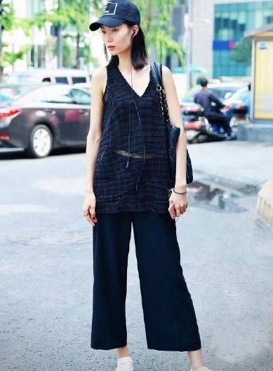 清爽|街拍清爽的白色连衣裙很显优雅气质,尽显小美女曼妙的好身姿