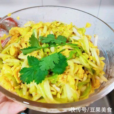 这道家喻户晓的蒜苗炒鸡蛋是怎么做的呢？