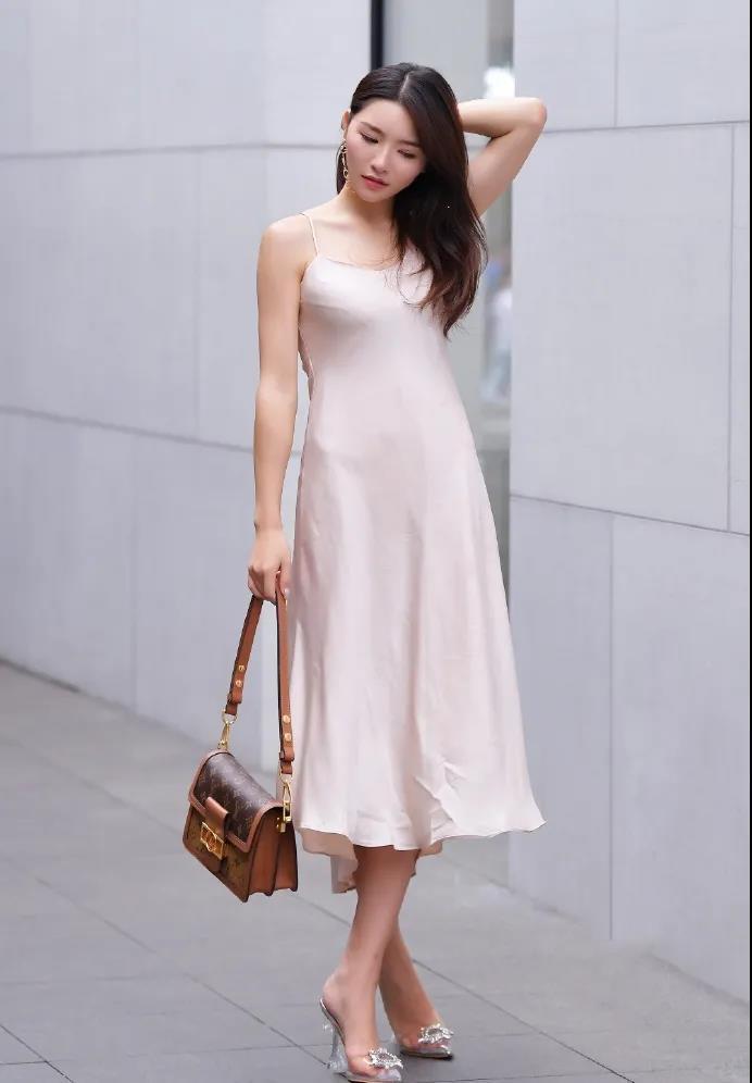  穿着|街拍：穿着米色连衣裙的漂亮小姐姐