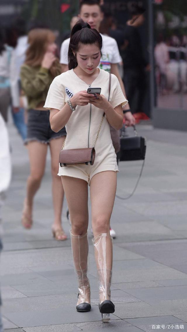 白色简约连体裤搭配透明雨靴,设计独特,时尚精致