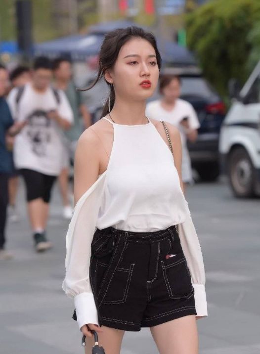 街拍集:牛仔短裤小姐姐优雅的气质,成为人群中的焦点