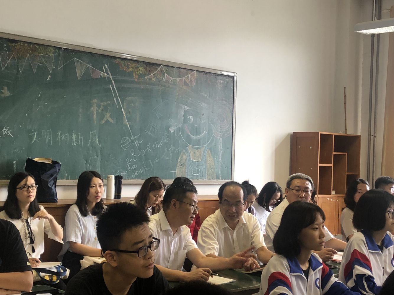 情境|教中研，研中学，学中教！黄万强督导济南一中思政课教学