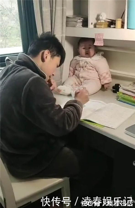 书桌|哥哥做试卷被难倒,把妹妹拎来当“吉祥物”,妹妹乖巧模样萌翻了