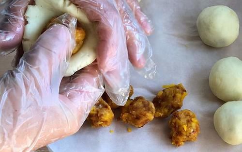  咸蛋|土豆的高级吃法，配上肉松和咸蛋黄，外酥里糯，咸鲜适口易操作