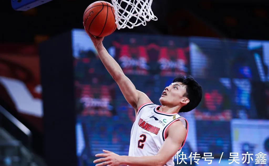 cb徐杰拉低CBA高度吗?路人王表示打爆徐杰,曹芳嘲笑徐杰赚钱太少