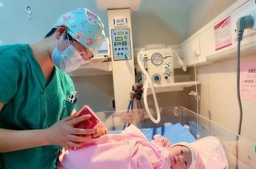 喂养|新生儿首月养护重点:发育特点、喂养、身高体重指标,家长收藏