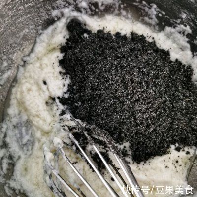 没有什么是黑芝麻蛋糕卷解决不了的，如果有那就两份