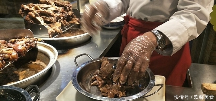 农村大爷把肉“撕碎”来卖,不识货的嫌脏,吃货看着直咽口水