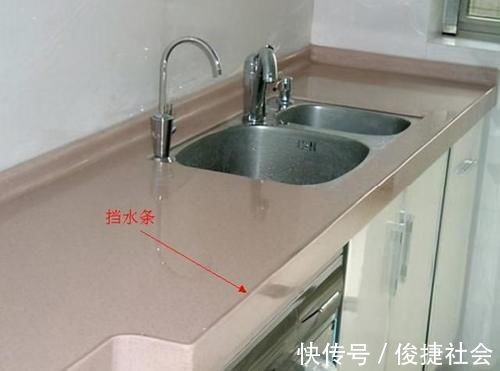 玻璃胶|厨房台面要怎么设计,挡水条要怎么装,我家竟然没装