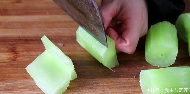 莴笋教你这样吃，一次腌5斤不坏，脆爽开胃，比凉拌黄瓜还好吃！