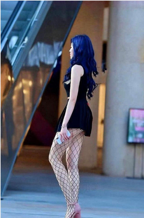 半身裙 笑容甜美的小姐姐,一件格子外套搭配半身裙,女神范十足