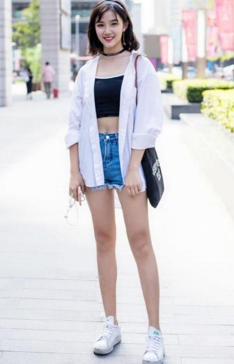 街拍:小姐姐大玩下衣失踪,一身运动风,尽显朝气