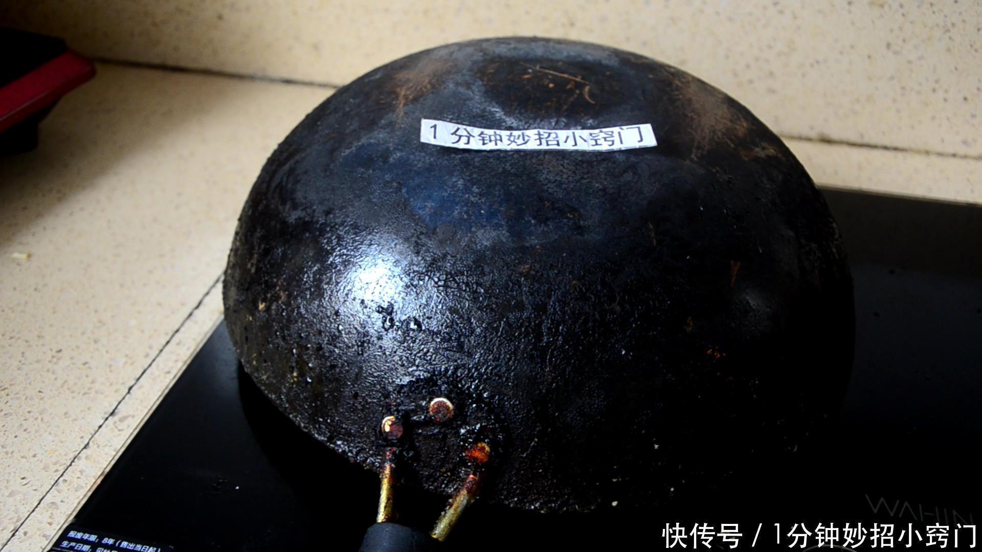 不管锅底油垢多脏多厚,只需撒一把,5分钟去除干净,太实用了