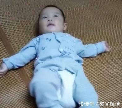 真相|宝宝不会翻身,却多次掉下床,爸爸无意拍下的视频,找到了真相