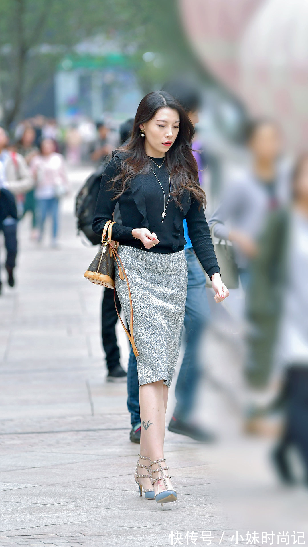 小姐姐 黑色荷叶边长袖衫,配银灰色半身裙,优雅美丽又气韵十足