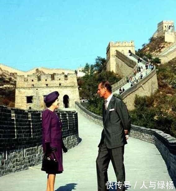 搭配 平底鞋的好,连讲究的英国女王都抗拒不了,更何况我们呢!