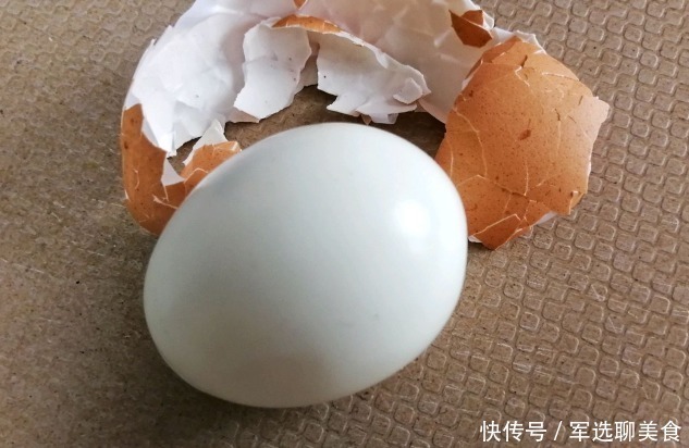鲜嫩|煮鸡蛋,不要直接用水煮,学会3个技巧,鸡蛋鲜嫩入味,3秒剥蛋壳