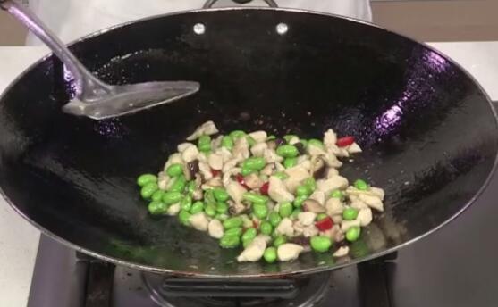一道简单的家常小炒素鸡,清甜咸香,低脂低量,营养非常丰富